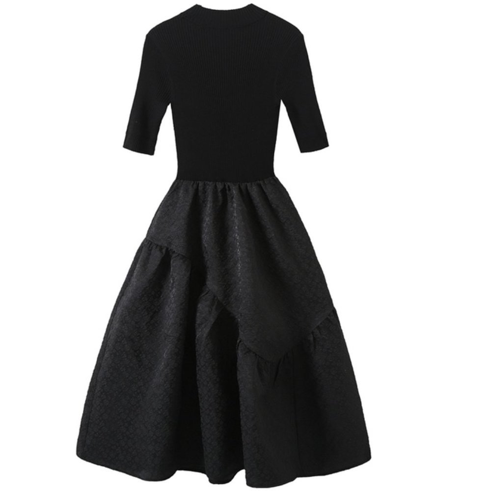Knitted dress at the waist